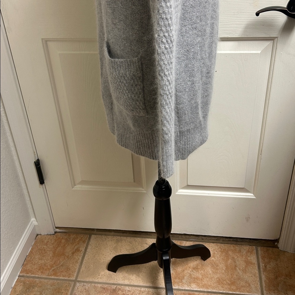 FENN WRIGHT MANSON Gray medium Cardigan Sweater, 70% Nylon, 30% Angora, EUC - Picture 9 of 10